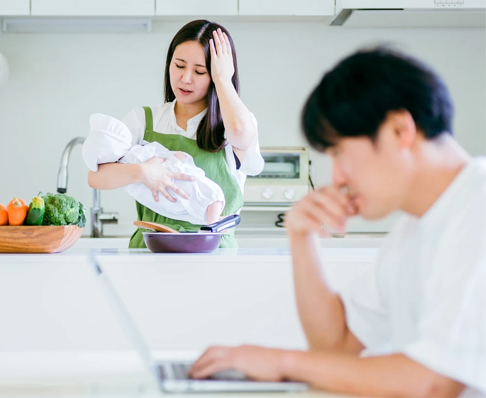育児と家事で忙しい主婦と仕事が忙しい男性