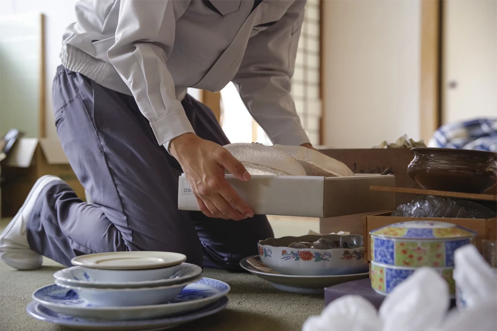 遺品整理の作業を行う作業員