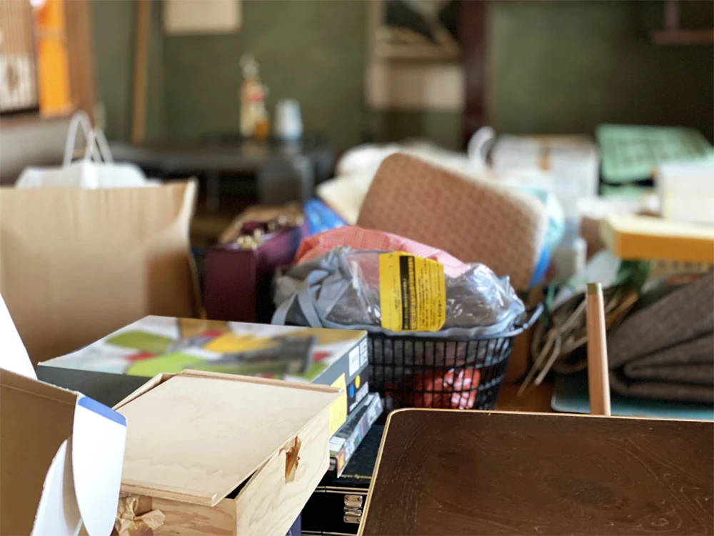 室内にある細かい不用品の山