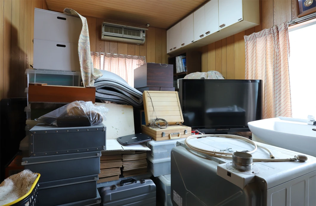 室内にたまった不用品の山