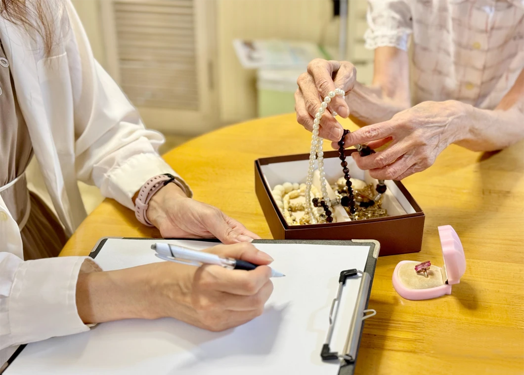 アクセサリー買取作業をする査定担当員